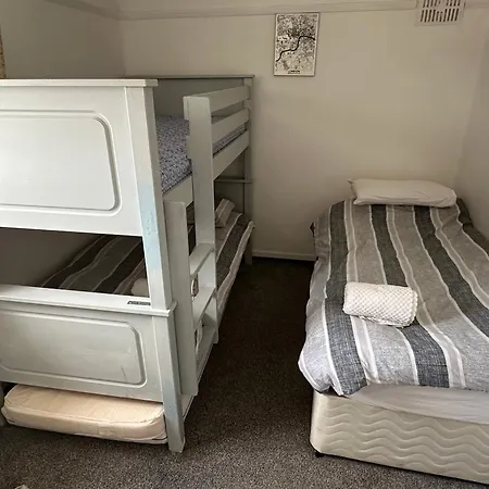 Dreghorn House 5 B-rooms 9 Beds 3 Toilets 2 Showers,1 Bath 2 Receiption Secure Free Parking 233 Wifi