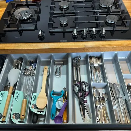 Dreghorn House 5 B-rooms 9 Beds 3 Toilets 2 Showers,1 Bath 2 Receiption Secure Free Parking 233 Wifi Dom wakacyjny