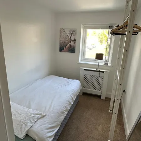 Dom wakacyjny Dreghorn House 5 B-rooms 9 Beds 3 Toilets 2 Showers,1 Bath 2 Receiption Secure Free Parking 233 Wifi *