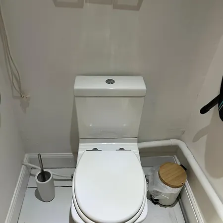 Dreghorn House 5 B-rooms 9 Beds 3 Toilets 2 Showers,1 Bath 2 Receiption Secure Free Parking 233 Wifi *