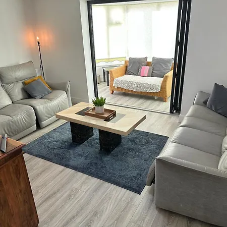 Dreghorn House 5 B-rooms 9 Beds 3 Toilets 2 Showers,1 Bath 2 Receiption Secure Free Parking 233 Wifi Edynburg