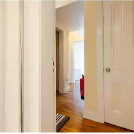 Charming 3-bed In Appartement