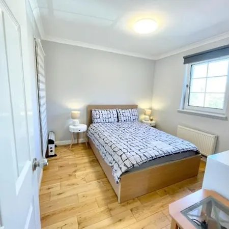 Double Room With Private Bathroom And Parking * Edinburgh