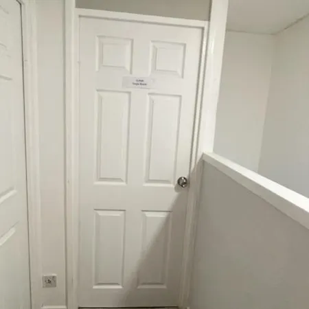 ホームステイ Single In 3 Bedroom House *