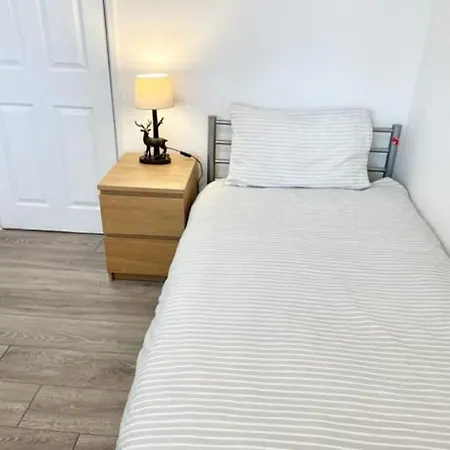 Single In 3 Bedroom House Проживание в семье *