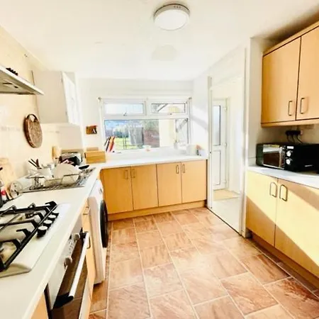 Single In 3 Bedroom House Проживание в семье *