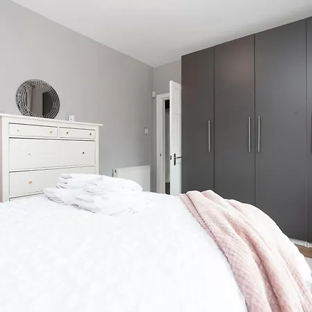 Crewe - Modern 2 Bedroom, Free Private Parking And Garden شقة