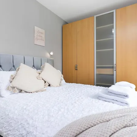 Crewe - Modern 2 Bedroom, Free Private Parking And Garden شقة *