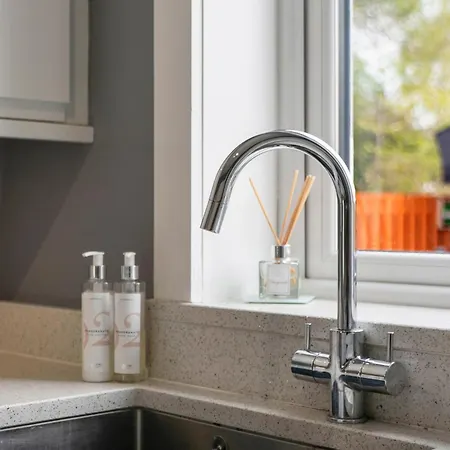 Апартаменты Crewe - Stylish 2 Bedroom Apt, Garden, Free Parking, Edin Эдинбург