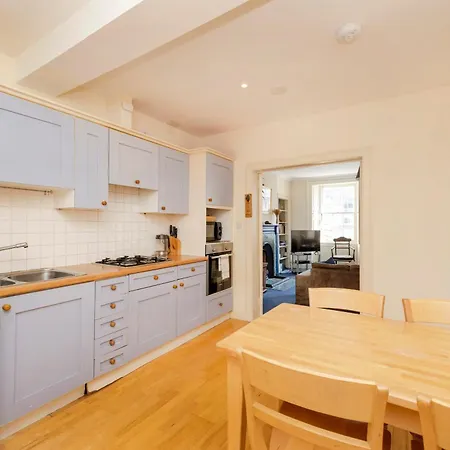 Joivy Gorgeous 2-bed Flat Near Castle *