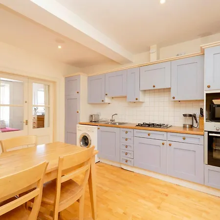 Joivy Gorgeous 2-bed Flat Near Castle 爱丁堡