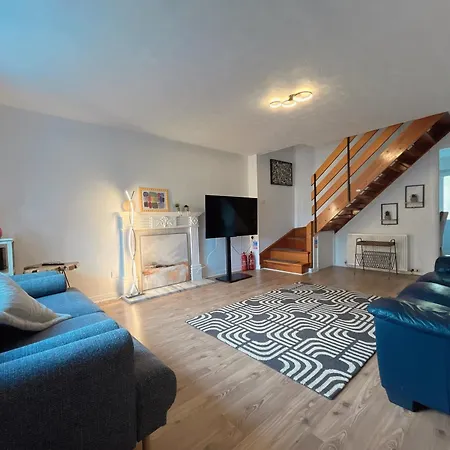 Lägenhet Cozy 2 Bedrooms With Private Parking Space And Garden *