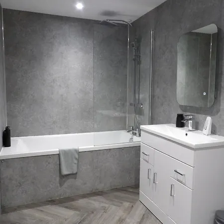 Lovely 3 Bedroom With Private Garden In Centre *