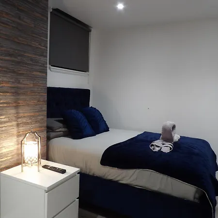 Montgomery Lovely 3 Bedroom With Private Garden In Centre *