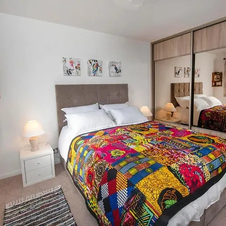 Ferienhaus Beautiful Attractive House Free Parking Near Airport