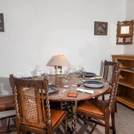 Beautiful Attractive House Free Parking Near Airport