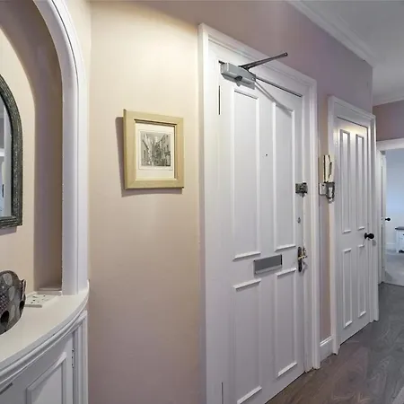 3 Bedroom - Historic Old Town アパート