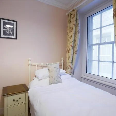 3 Bedroom - Historic Old Town