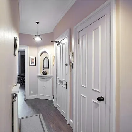 3 Bedroom - Historic Old Town Edinburgh