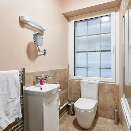 3 Bedroom - Historic Old Town *