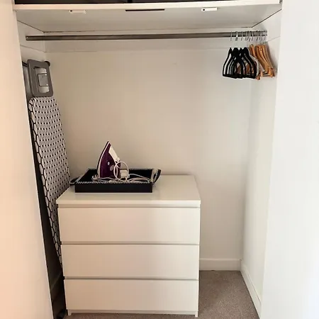 Spacious 2-bedroom In Spylaw Park Appartamento