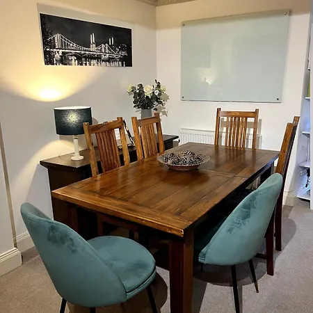 Spacious 2-bedroom In Spylaw Park Appartamento