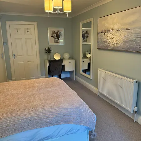 Spacious 2-bedroom In Spylaw Park * Edimburgo