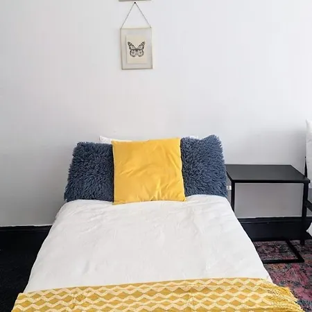 2 Bedroom Flat In * Edinburgh