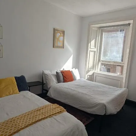 2 Bedroom Flat In * Edinburgh