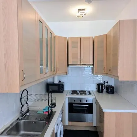 2 Bedroom Flat In Apartment Edinburgh