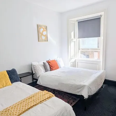 2 Bedroom Flat In * Edinburgh