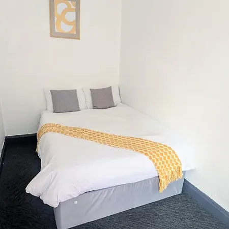 2 Bedroom Flat In Apartment
