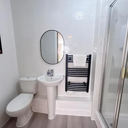 Quiet 2 Bedrooms And 2 Bathrooms With Free Parking إدنبرة