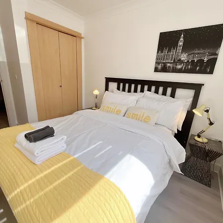 Quiet 2 Bedrooms And 2 Bathrooms With Free Parking شقة