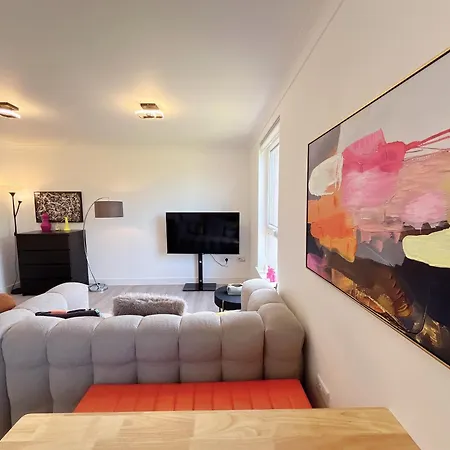 Quiet 2 Bedrooms And 2 Bathrooms With Free Parking شقة