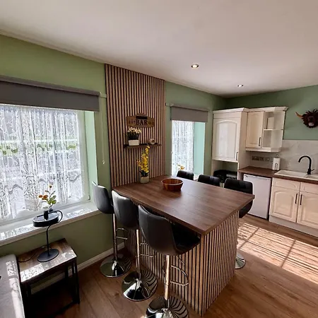 The Wheel House - Private Front Door And Free Parking Apartment