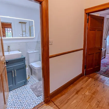 Apartamento Victorian Charm - Lush Garden, Shops And Parking *