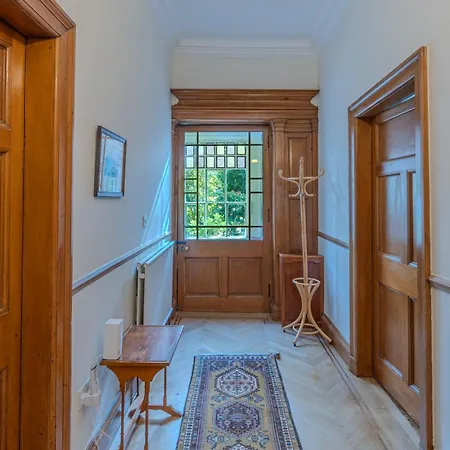 Victorian Charm - Lush Garden, Shops And Parking