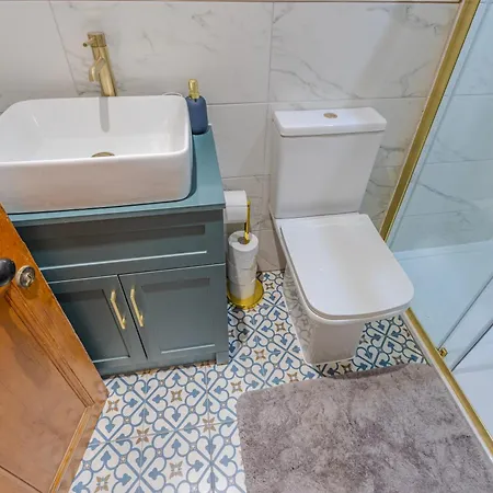 Victorian Charm - Lush Garden, Shops And Parking *