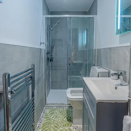 Victorian Charm - Lush Garden, Shops And Parking *