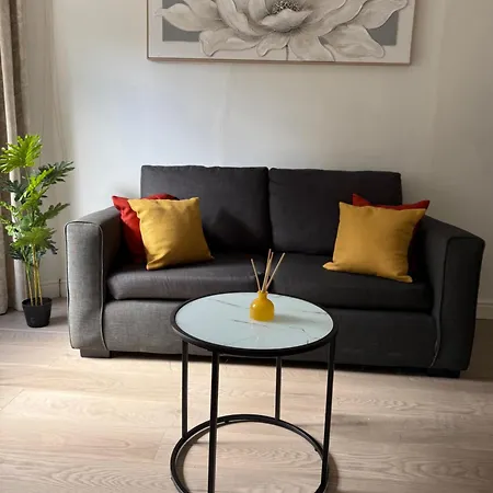 2 Bedroom Flat On Ground Floor In With Parking