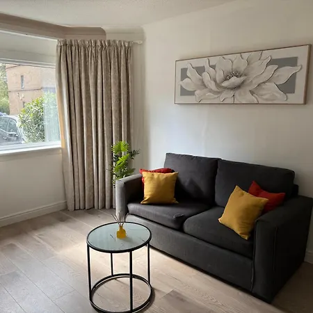 2 Bedroom Flat On Ground Floor In With Parking Apartmán Edinburgh