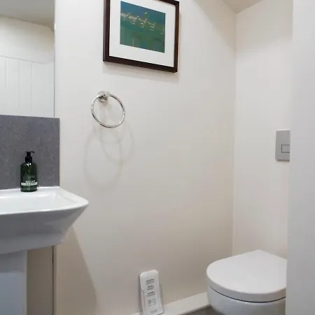 Bright & Airy Mezzanine Loft In - Flat 4, Elgin House Apartamento Edimburgo