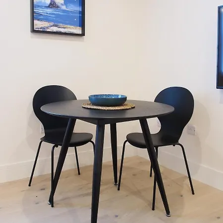 Stylish, Modern On Easter Road - Flat 2, Elgin House Apartment *