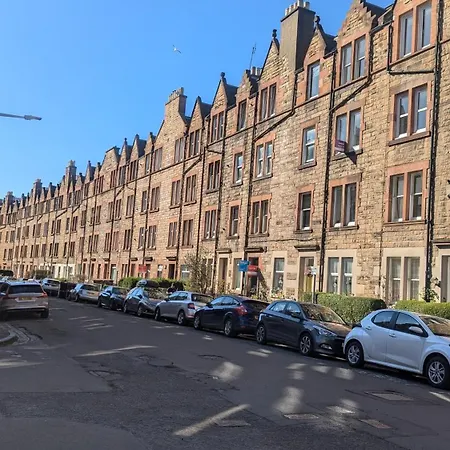 2 Bedroom Flat In Apartment Edinburgh