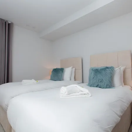 Luxurious - Sleeps 6 *