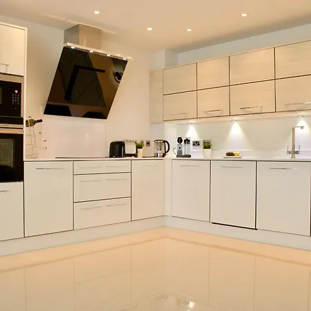 Apartment Luxurious - Sleeps 6 *