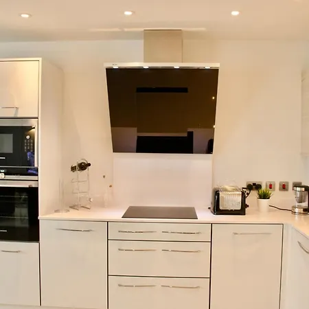 Luxurious - Sleeps 6 Apartment