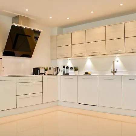 Luxurious - Sleeps 6 *