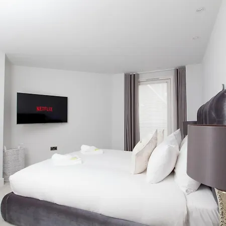 Apartment Luxurious - Sleeps 6 *